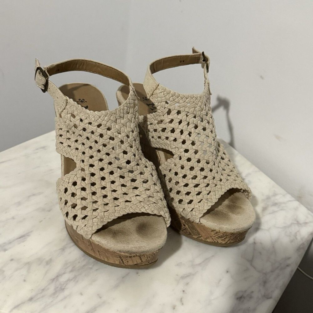 Mudd Womens Size 7.5 Woven Platform Shoes Beige Casual Buckle Wedge Heel Sandals